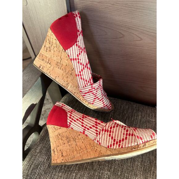 TOMS Multi Cross Stitch Open Toe Wedges Red and White size 8.5 - Picture 10 of 12